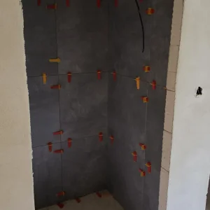 Obklad sprchového koutu s nivelačním systémem, Jedlí