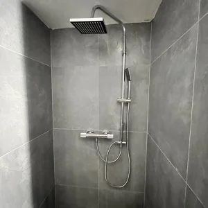 Sprchový kout s velkoformátovým obkladem, chalupa Jedlí