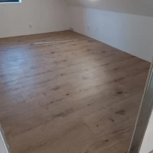 Pokoj s novou podlahou po rekonstrukci, Jedlí