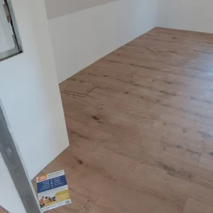 Pokoj s novou podlahou po rekonstrukci, Jedlí